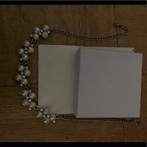 Short pearl necklace with rhinestones
